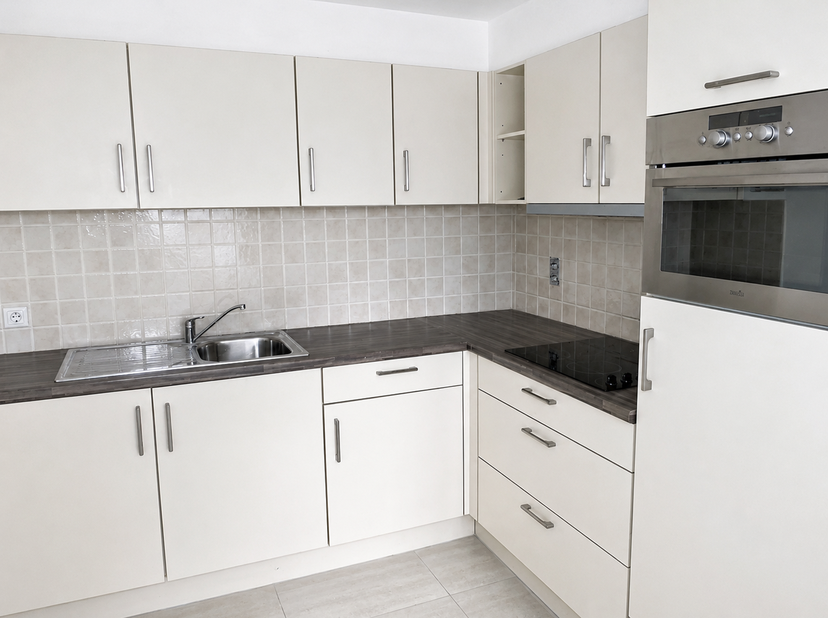 Ruim appartement (116 m²) met veel lichtinval gelegen in het centrum op de markt van Bilzen<br />
Indeling<br />
+ Inkomhal<br />
+ Grote woonkamer me