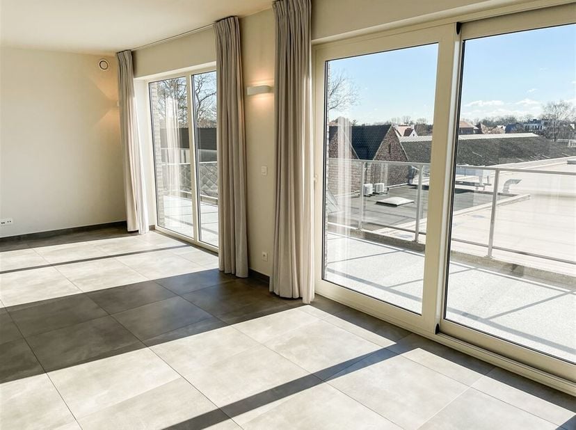 Recent appartement met 1 slaapkamer en groot terras aan het station van Waregem<br />
Je komt het appartement binnen langs de inkomhal met gastentoile