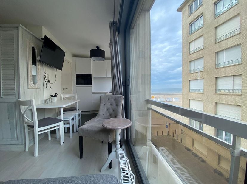 Studio moderne avec vue mer partielle, situé en bord de mer au centre de La Panne, à proximité des transports en commun et de la rue commerçante.<br /
