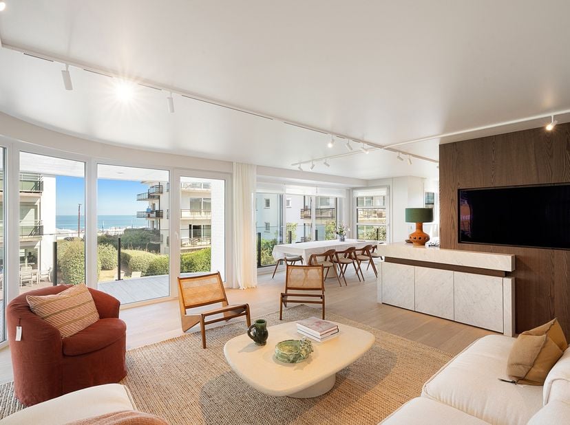 À vendre en exclusivité : magnifique appartement entièrement rénové, idéalement situé dans le Zoute et bénéficiant d’une vue sur la mer.&amp;nbsp;Disposit