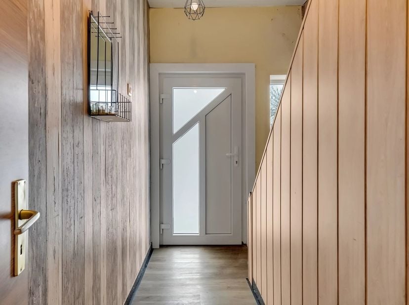 Deze charmante woning in Sint-Truiden biedt ruime vertrekken en is ideaal voor een groot gezin. De woning heeft een moderne uitstraling en is voorzien