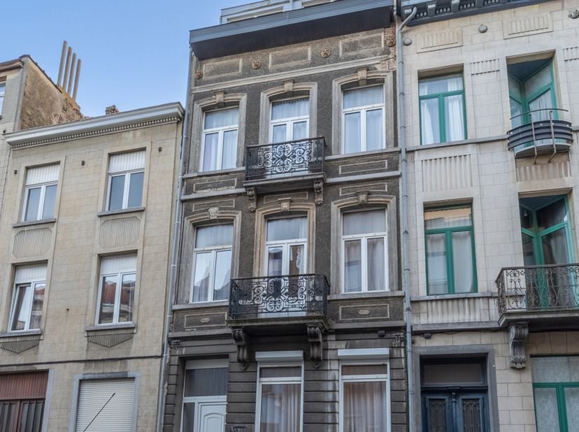 Gelegen in het hart van een zeer gewilde wijk van Etterbeek, valt deze eind 19e-eeuwse woning op door haar eclectische gevel van 6,10 m breed en royal