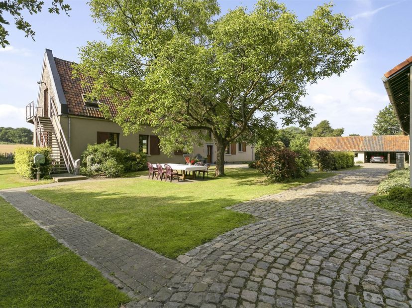 AFSPRAKEN ENKEL VIA MAIL<br />
<br />
In een rustige en groene omgeving bevindt zich dit energiezuinige appartement, inclusief een overdekte autostaan