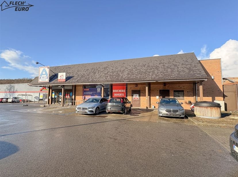 Opportunité rare ! Situé dans une rue commerçante dynamique et à seulement 30 secondes de lautoroute, cet ensemble immobilier commercial offre une vis