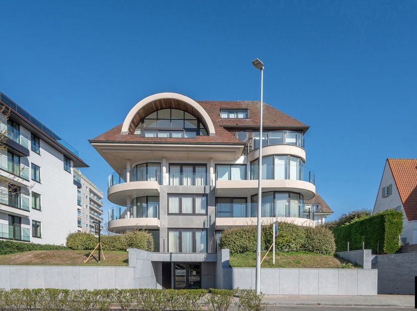 Uitstekend gelegen en stijlvol gerenoveerd appartement met drie slaapkamers in het Zoute, genietend van zeezicht en op wandelafstand van de Zeedijk, h