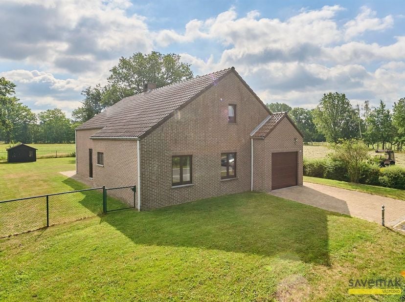 Cette maison de plain-pied est entièrement entourée de verdure.<br />
Située le long d'une route de quartier peu fréquentée, elle vous permet de profi