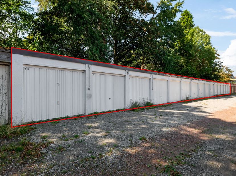 Vous recherchez un investissement intéressant dans un emplacement exceptionnel ? Ce complexe de 16 garages est situé dans un quartier prisé et facilem