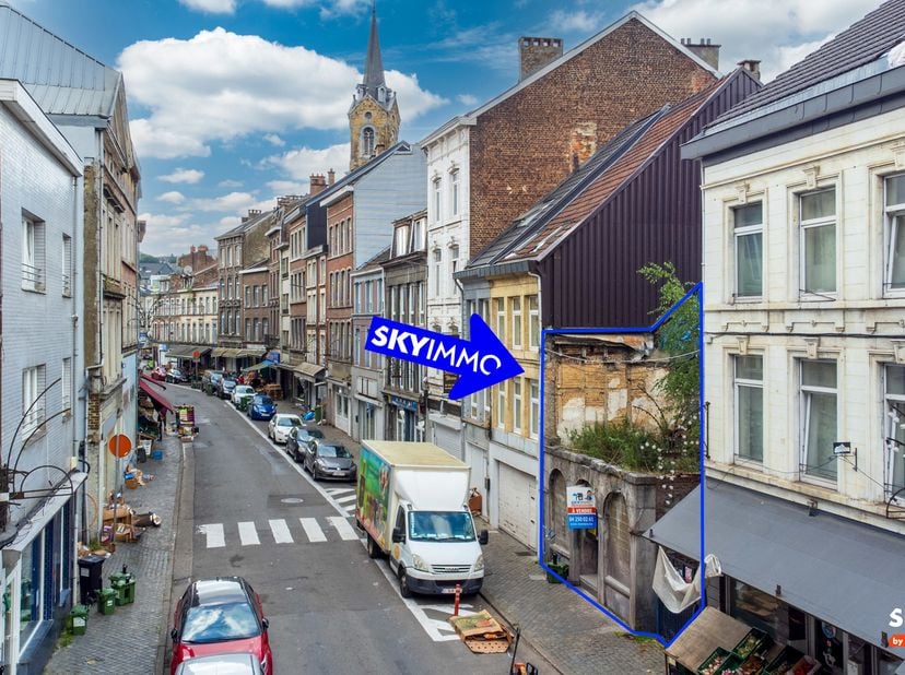 L’agence SKYIMMO vous propose un bien rare à saisir dans la dynamique ville de Verviers !<br />
Terrain de 560 m² avec entrepôt de 400 m² + potentiel