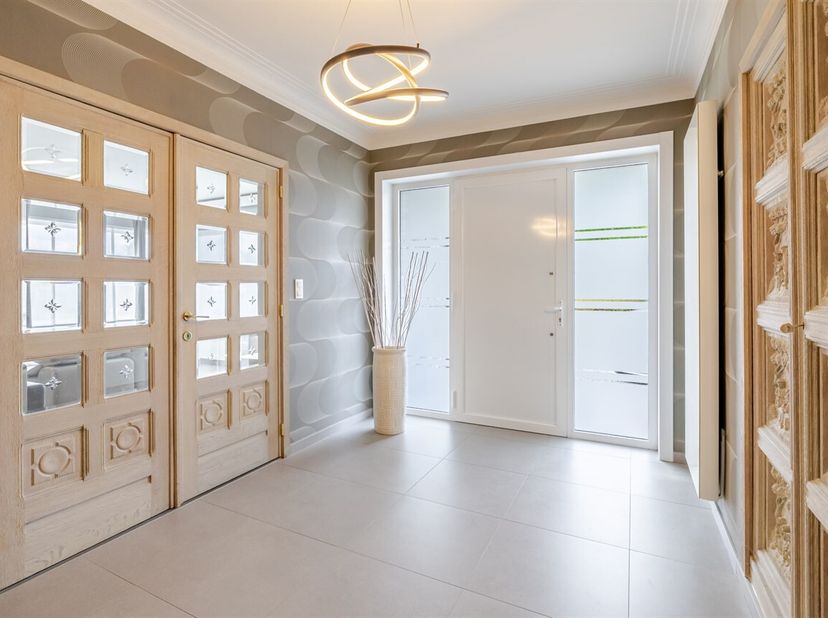 Afspraak BEZOEKDAG telefonisch via Jari Wante op 0470 211 482.<br />
Deze energiezuinige woning onderging in 2009 een grondige renovatie en is gelegen