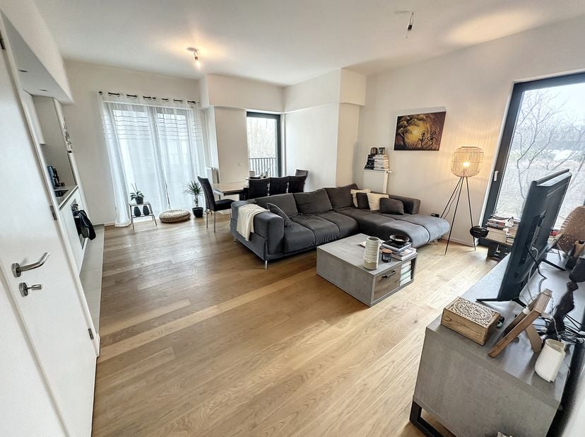 Mooi, ongemeubileerd appartement met 1 slaapkamer in een gebouw op een binnenplein. Ideaal gelegen in de prachtige gemeente Sint-Lambrechts-Woluwe. Di