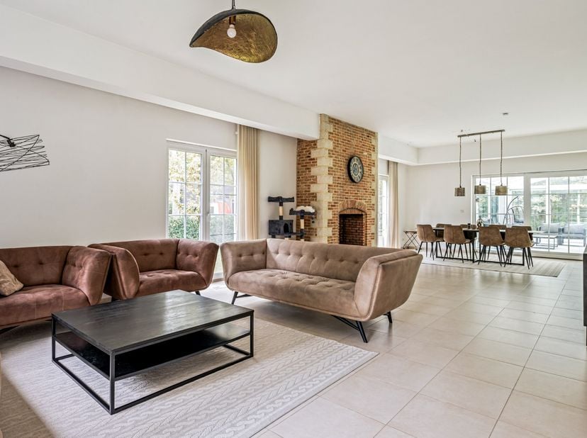 Deze unieke villa is gelegen in een groene en residentiële wijk van Schoten.<br />
Bij het betreden van de woning word je meteen gegrepen door de maje