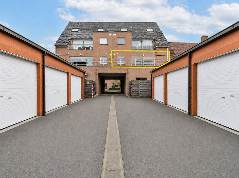 Pal in het centrum van Gistel, maar toch gelegen in een rustige woonwijk, bevindt zich op de eerste verdieping dit aangename en instapklare appartemen