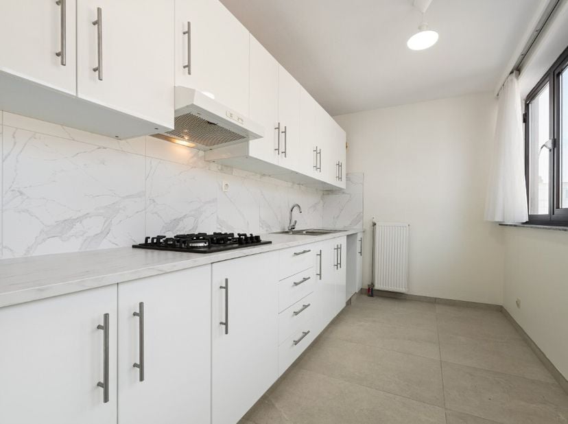 Te koop: vernieuwd appartement in de Slachtersstraat, centraal gelegen in een kleine residentie in Oostende. Dit instapklaar appartement combineert ee