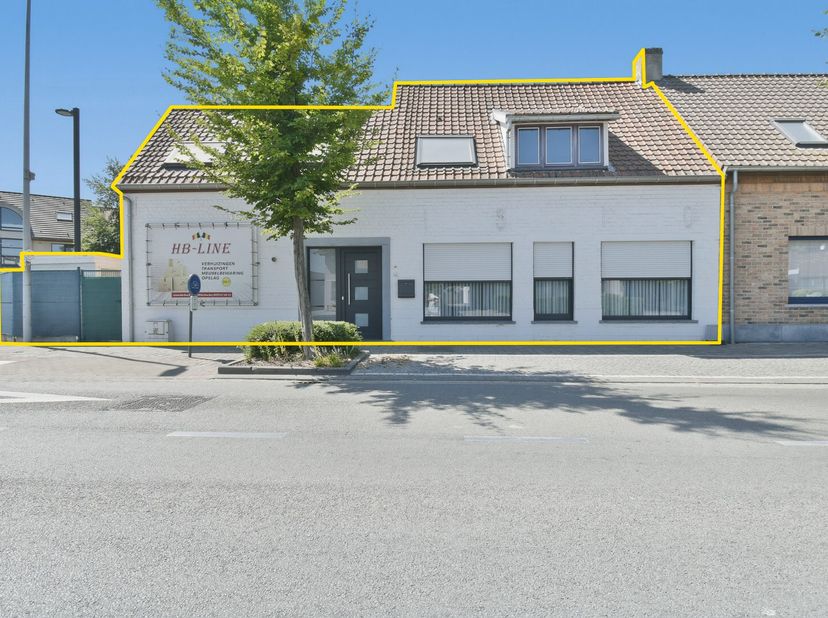Deze woning in Jabbeke beschikt over een inkom met toegang tot de technische ruimte. Hiernaast is de woning voorzien van een ruime leefruimte en keuke