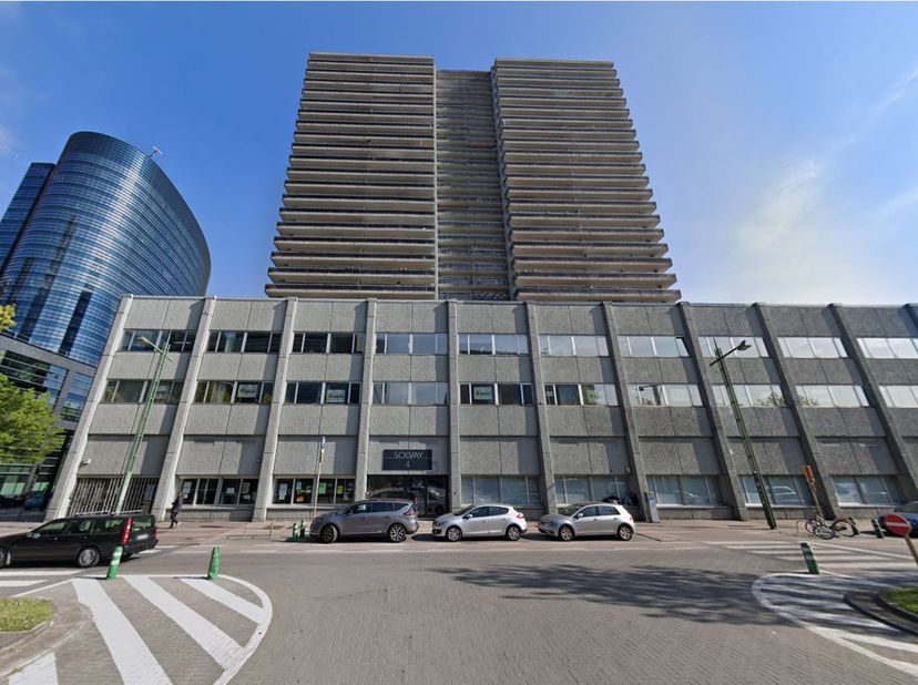 Situé dans le quartier Nord de Bruxelles, un quartier d'affaires réputé de Bruxelles, à deux pas de la Gare du Nord et du métro Rogier,  et à proximit