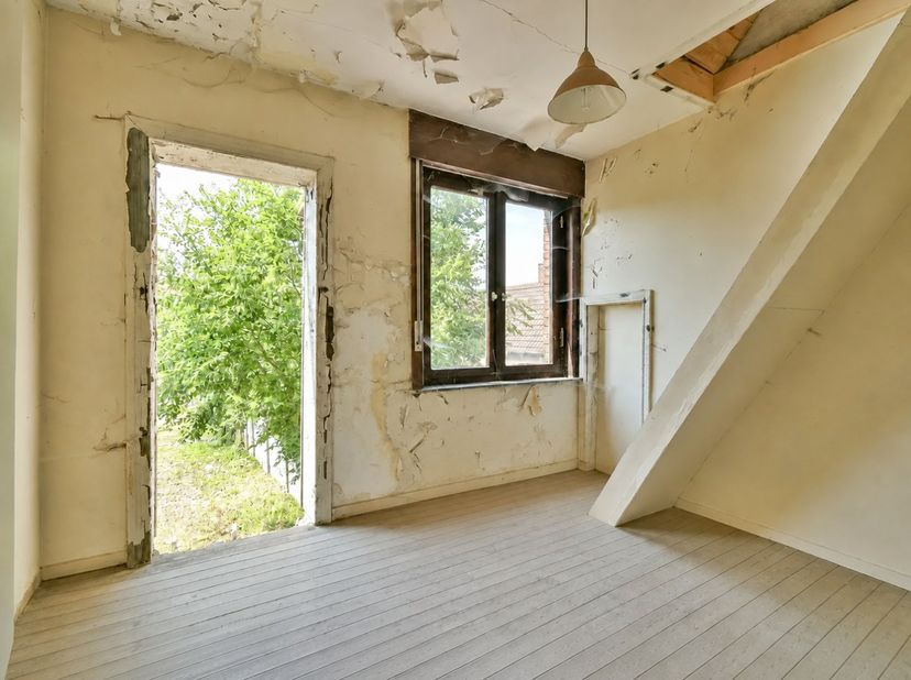 Welkom in de Torhoutsestraat 8 in Ruddervoorde, een woning met heel wat potentieel op een centrale ligging. Op wandelafstand vindt u supermarkten, bak