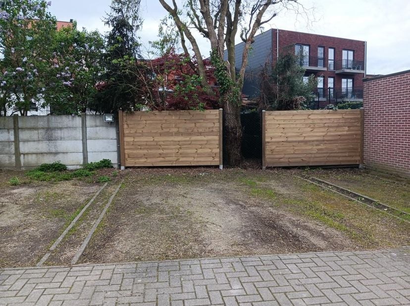 Gemeenschappelijke inrit voorzien van een elektrische poort.<br />
Parkeerplaats te koop in een afgesloten parkeerzone.<br />
Opp ca 12,50<br />
B 2,3