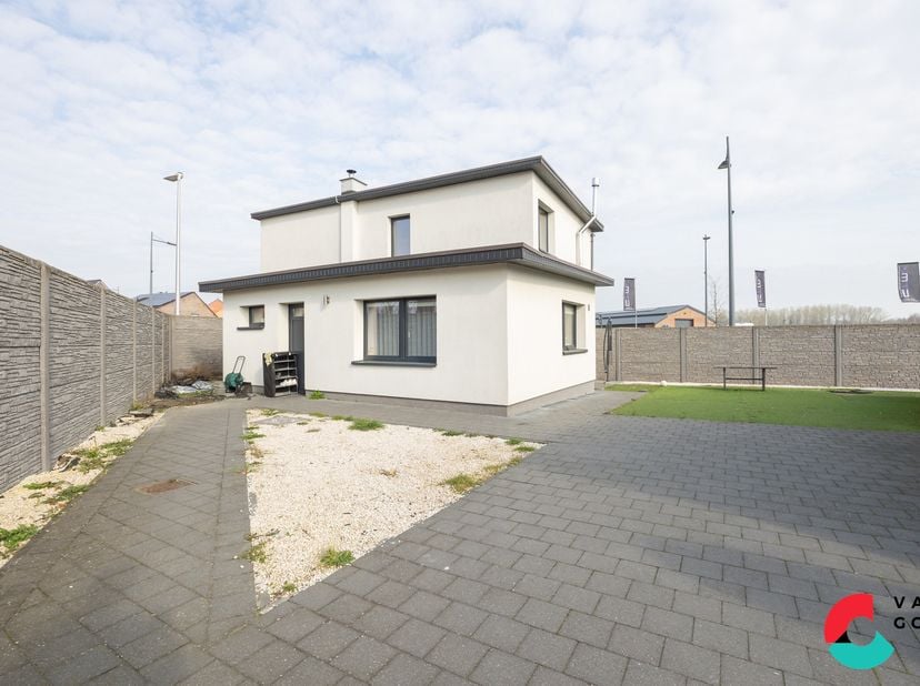 Ben je op zoek naar een instapklare woning met 3 slaapkamers en aparte garage? Dan is dit pand op een perceel van 3a49ca precies wat je zoekt! Dankzij