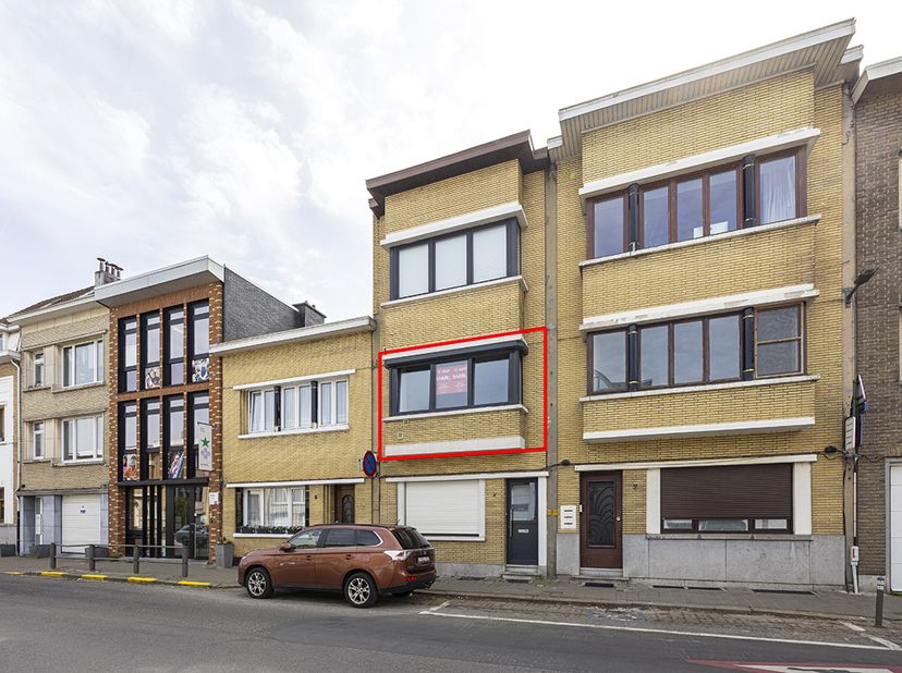 Lichtrijk appartement met terras! <br />
Dit appartement op de eerste verdieping is gelegen in een zeer rustige woonwijk. <br />
U kan winkels en scho
