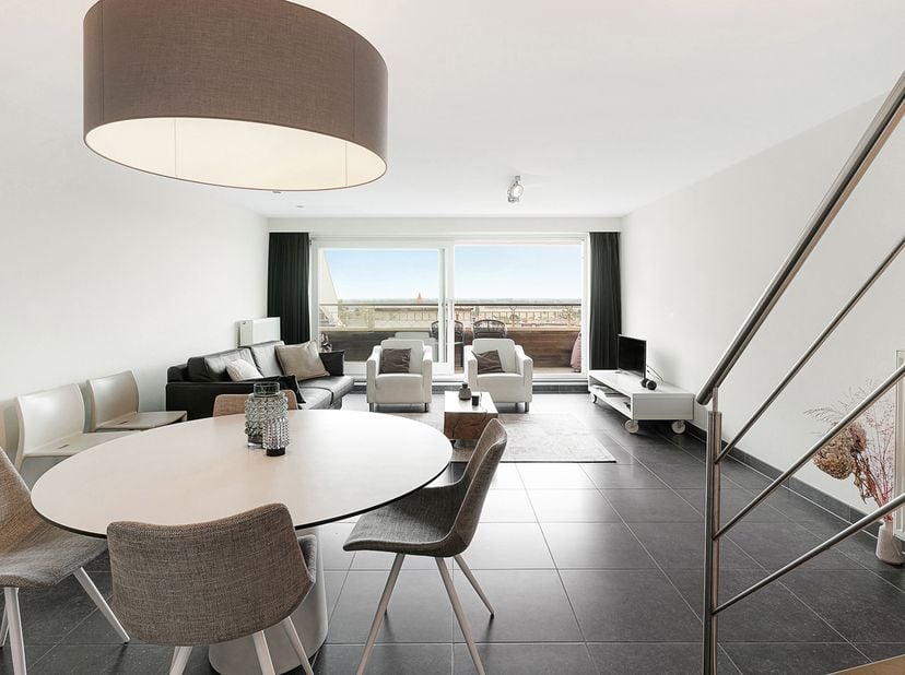 Dit zonovergoten appartement, gelegen in een rustige zijstraat van het Stübbenpark in Duinbergen, en bevindt zich op steenworp afstand van het strand.