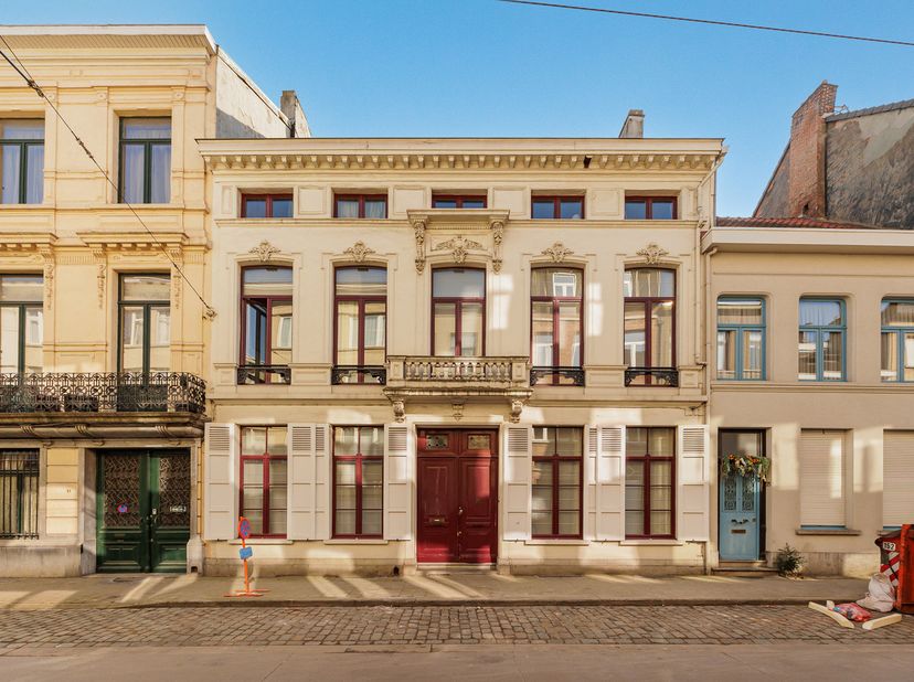 (Attesten, grondplannen en video vindt u terug onder “Documenten” op de Wellimmo-site.)<br />
<br />
Dit prachtige burgerhuis in Louis-Philippestijl (