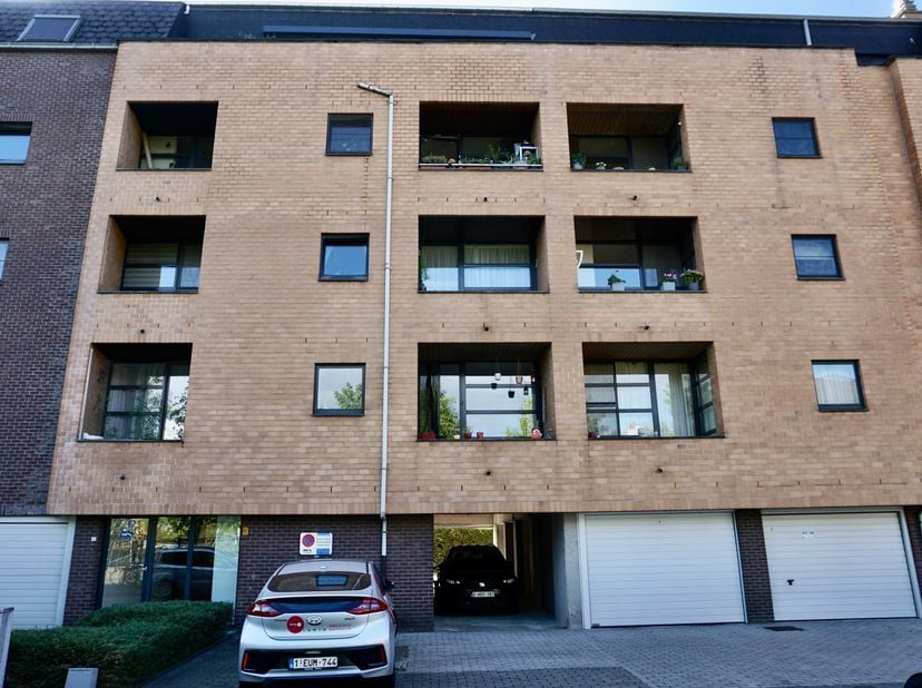RUIM 2-SLAAPKAMERAPPARTEMENT MET TERRAS EN AUTOSTAANPLAATS IN KESSEL-LO<br />
Ruim en aangenaam appartement van ca. 90 m², rustig gelegen aan de Edelz