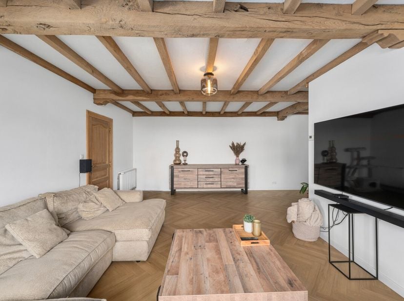Droom je van een woning waar rust, ruimte en karakter samenkomen? Dan is deze prachtige halfopen bebouwing aan de rand van Eeklo precies wat je zoekt.