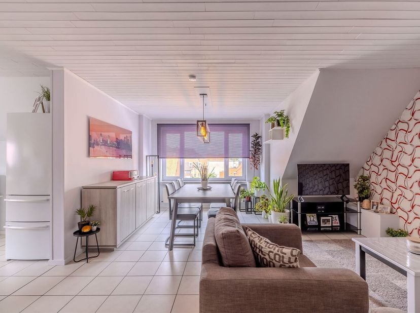 Ruim dakappartement met terras<br />
Indeling:<br />
Ruime woonkamer met ingerichte keuken, badkamer/wasplaats, erg ruime slaapkamer met toegang tot t