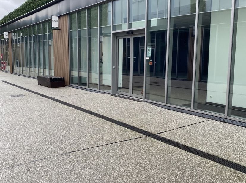 Situé au cœur commercial de Beveren, ce commerce fait partie de De Warande, un environnement commercial récemment réaménagé et particulièrement attrac