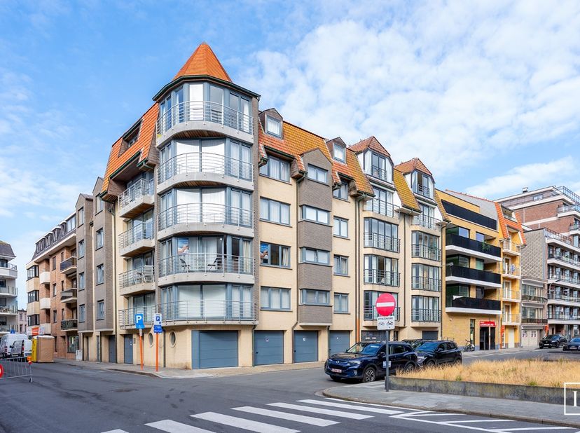 Dit gezellige appartement is gelegen op de vijfde verdieping van een kleinschalige residentie in de Jan Devosstraat 15 te Wenduine. Dankzij de central