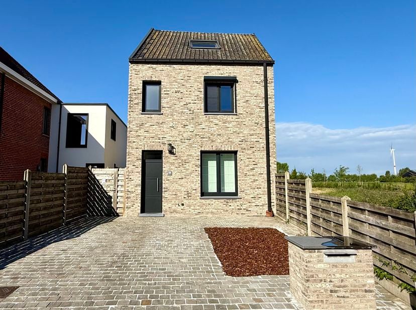 Instapklare, energiezuinige (EPC A) woning met zonnige tuin in rustige straat te Gistel.<br />
<br />
<br />
Deze prachtig volledig gerenoveerde wonin