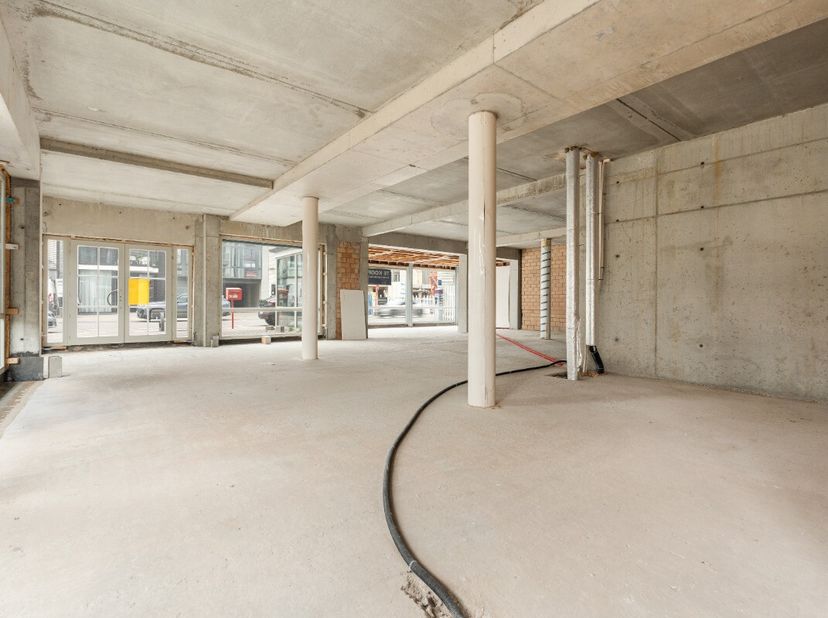Te koop: prachtig handelspand in halfopen bebouwing, gelegen in het bruisende centrum van Sint-Idesbald, op een drukke en toeristische locatie. Dit re