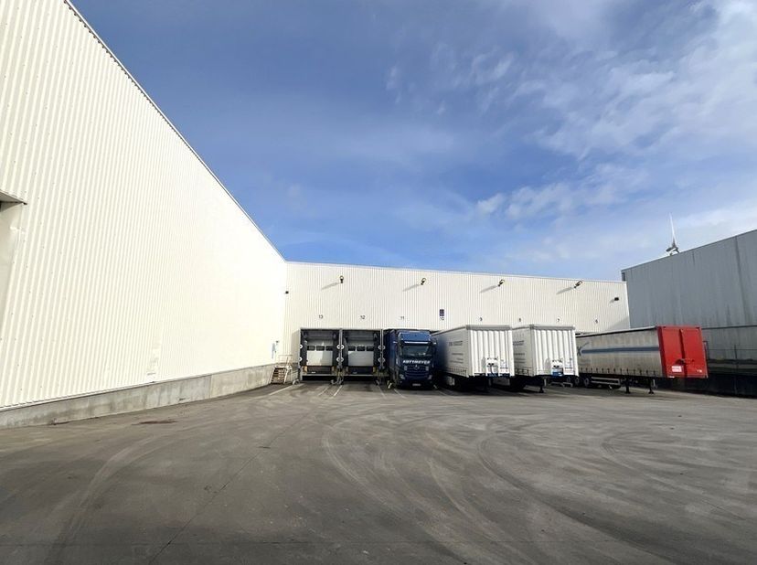 6270m² opslagruimte met 5 laadkades (oppervlaktes beschikbaar vanaf 2000m² tot 15.370m²)<br />
Ligging: in industriezone Hoogveld nabij N41 (Rijksweg)