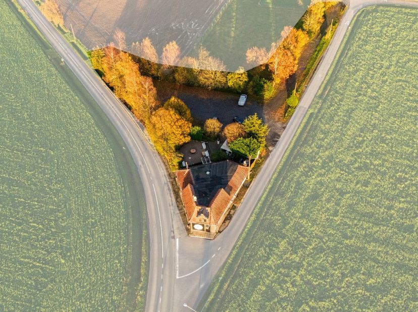 In het landelijke Anzegem, langs de vlot bereikbare Wortegemsesteenweg, bevindt zich deze interessante opbrengsteigendom. De combinatie van een rustig