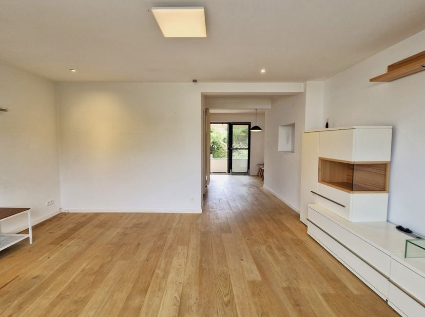 Deze verzorgde bel-etagewoning met 3 slaapkamers geniet van een bijzonder centrale ligging, vlakbij winkels, scholen, het station en openbaar vervoer.