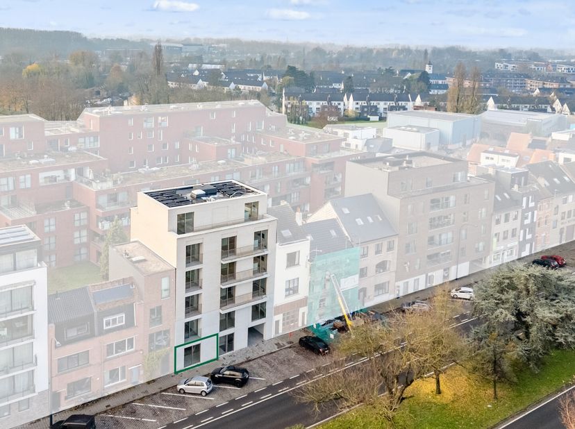 In deze kleine residentie, op wandelafstand van Watersportbaan en de Blaarmeersen, bevindt zich op de gelijkvloerse verdieping, dit tot in de puntjes