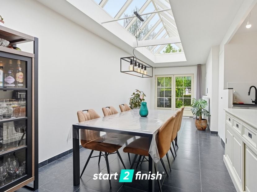 Deze charmante en instapklare woning biedt veel comfort en ruimte!<br />
<br />
De indeling is als volgt:<br />
<br />
Via de inkomhal met praktische