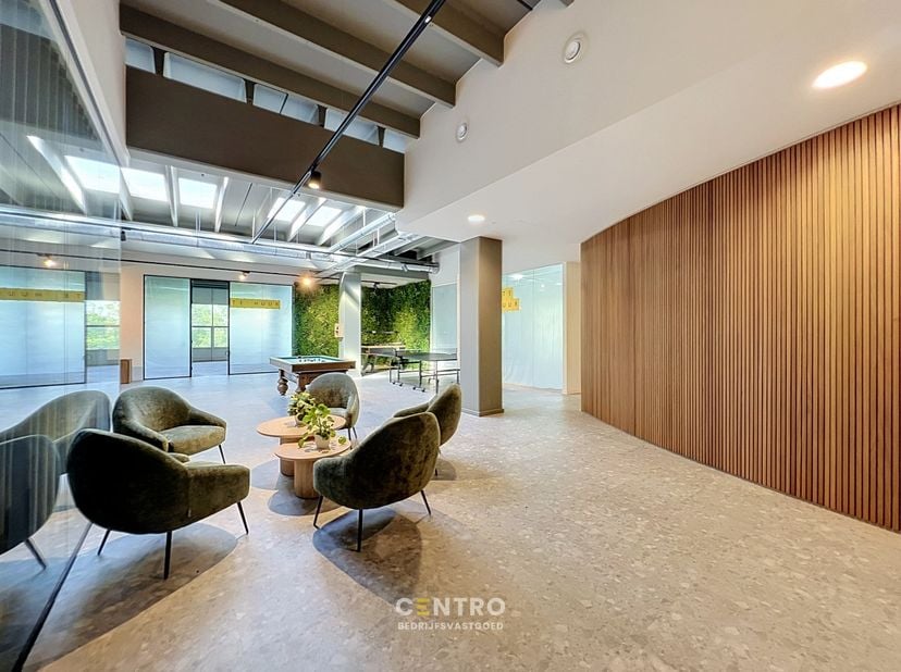 Benaderende OPPERVLAKTEN:<br />
Constructie - bewoonbare oppervlakten<br />
Kantoor:&amp;nbsp; 62,12&amp;nbsp;m²<br />
Gemeenschappelijke vergaderruimten: 19,