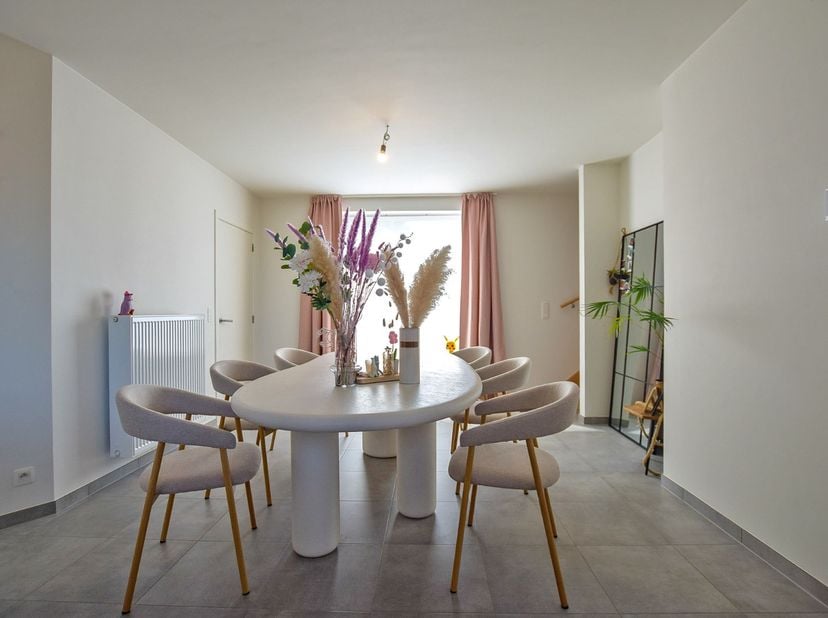 BEZOEKMOMENT ZATERDAG 25 JULI VAN 10U TOT 12U (inschrijven verplicht). Prachtig afgewerkte zeer lichtrijke nieuwbouwwoning te Ramskapelle (Nieuwpoort)