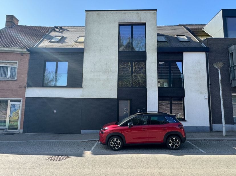 Wortegem-Petegem: ruim en lichtrijk appartement te huur met 2 slaapkamers.Dit instapklare appartement op de eerste verdieping biedt een ruime en licht