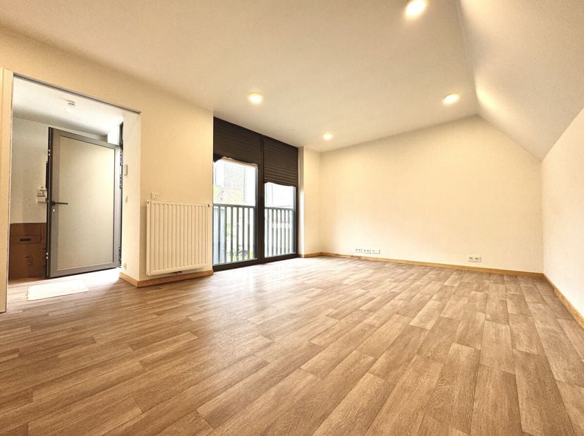In het hart van Brussel, in een achterliggend gebouw uit 2019, gezellig appartement bestaande uit een woonkamer, een ingerichte keuken, een slaapkamer