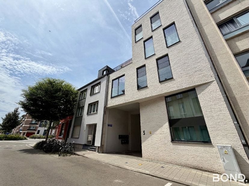 Gemeubelde studio met terras op centrale ligging in Leuven!<br />
Deze aangename en volledig gemeubelde studio is gelegen in de Arnould Nobelstraat, o