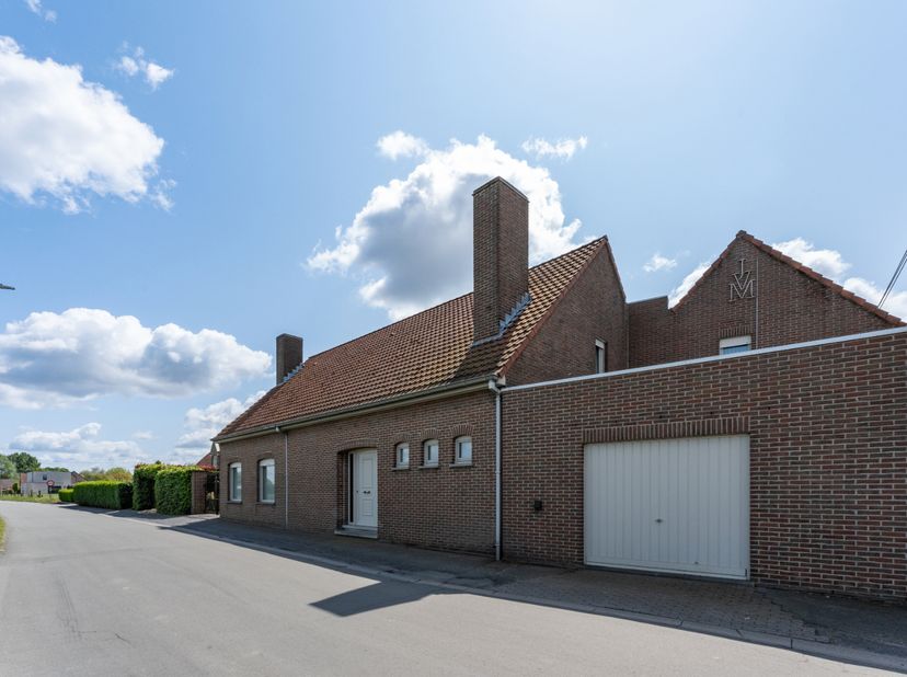 Dit prachtig aanbod is perfect gelegen op de verbindingsweg tussen Ardooie, Izegem, Meulebeke &amp;amp; Roeselare!<br />
<br />
Deze bakkerij, met voldoen