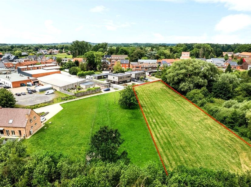 Aan de Elzenstraat in Booischot bevindt zich dit ruime perceel recreatiegrond van ca. 3.948 m².<br />
<br />
Het terrein heeft volgens de beschikbar
