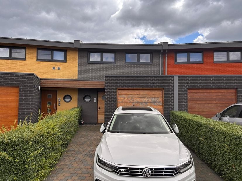 Deze ruime woning is gelegen in de Molenstraat in Deinze, op een interessante locatie met een goede verbinding naar het centrum en de belangrijkste in