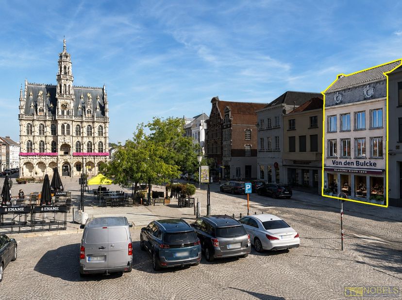 Attractif BIEN COMMERCIAL AVEC HABITATION offrant 150 M² D'ESPACE COMMERCIAL et une TRÈS GRANDE TERRASSE sur un EMPLACEMENT DE PREMIER CHOIX à la Plac