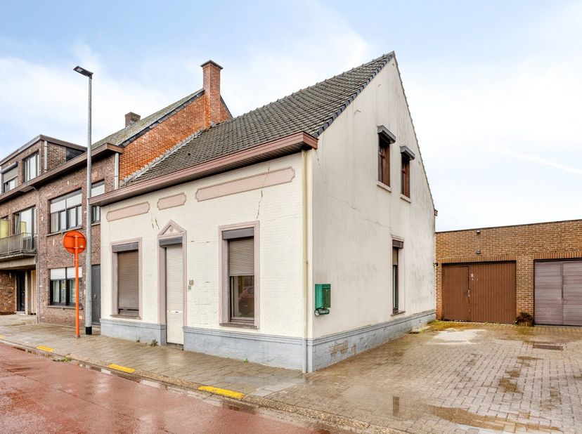 Deze te renoveren woning is gelegen in de Heistraat in Geel, op een uiterst centrale locatie. Dankzij de gunstige ligging bevinden scholen, winkels, o