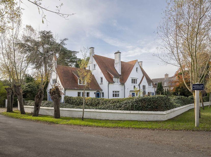In het hart van het Zoute, op een perceel van 1.912 m2, is deze uitzonderlijk ruime en lichtrijke villa van 498 m2 met zuid georiënteerde tuin gelegen