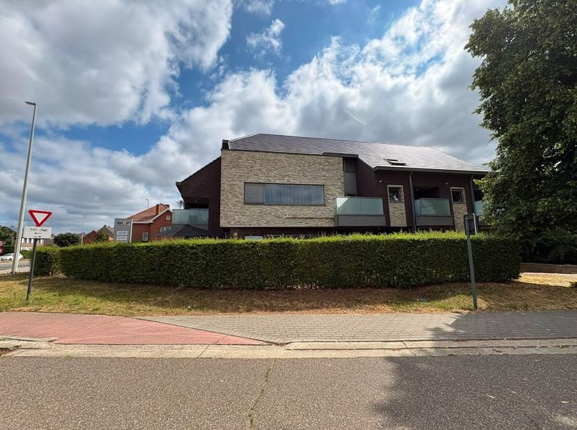 Duplex appartement met 2 slaapkamers, terras en autostandplaats vlakbij op een goede ligging in Diepenbeek. Voor meer informatie ga naar: https://www.