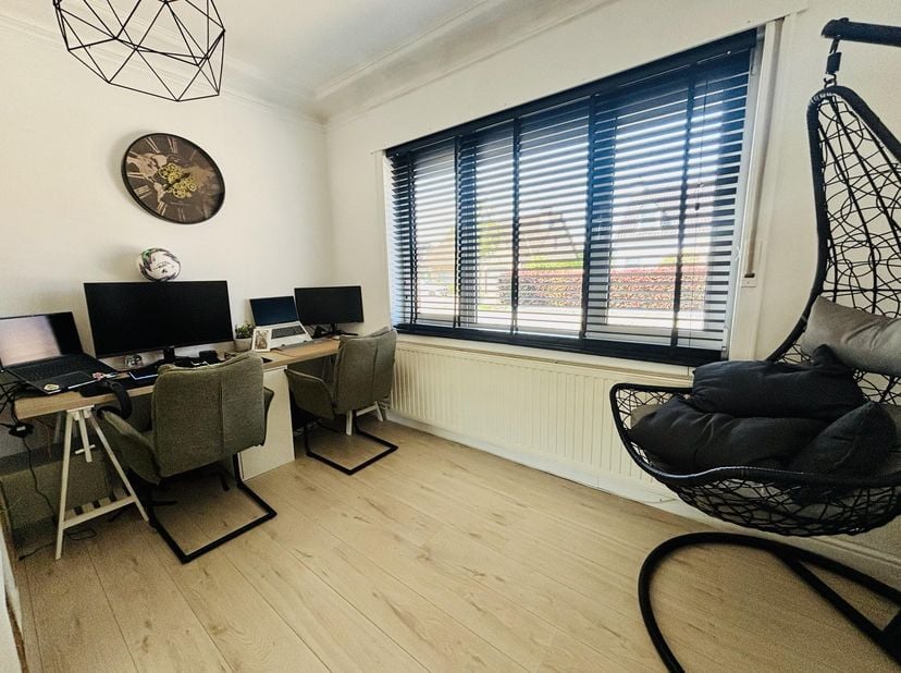 Prachtige, instapklare woning met grote tuin op een toplocatie met EPC B. Ben je op zoek naar de perfecte combinatie van karakter, modern comfort en e